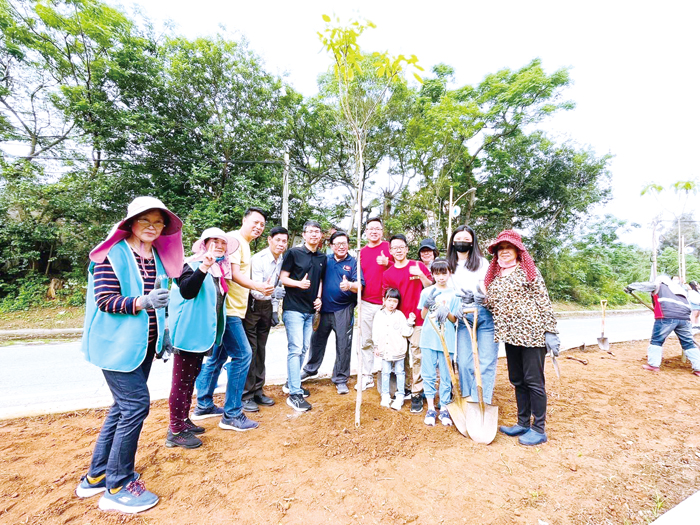 瓊林社區致力於社區營造，日前舉行植樹活動，並積極於瓊林文創藝棧推出特色商品。（瓊林社區提供）
