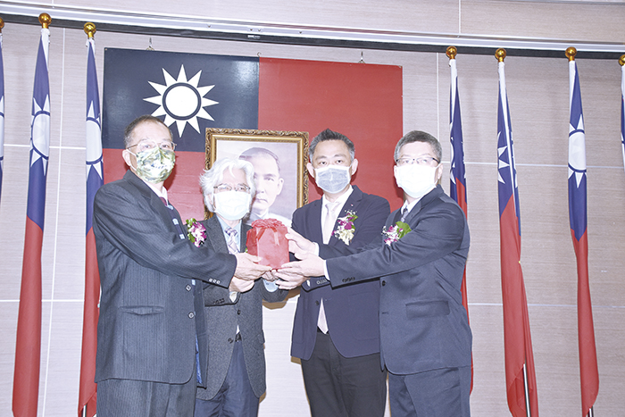 金門縣政府原新任人事處長交接，行政院人事行政總處人事長施能傑（左2）監交。（翁維智攝）