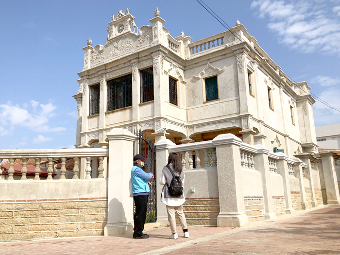 坐落於沙美老街區旁的張文帝洋樓，宏偉氣勢輕易抓住路人的目光。（李金生攝）