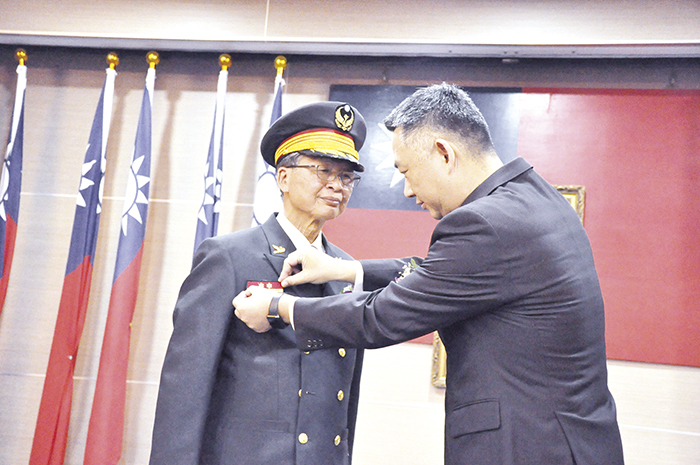 金門縣長楊鎮浯（右）授予新任金門縣消防局長王世祿（左）三線二星佩階情形。（楊水詠攝）