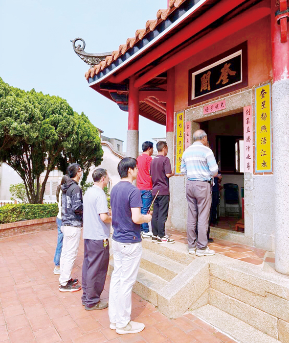 烈嶼國中家長會聯合校長黃文華及校內師長，為即將參加國中會考的烈中考生們祈福。（烈嶼國中提供）