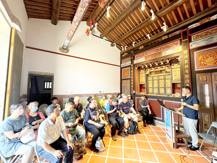 文化園區所長盧根陣主講「千里雁行，活的閩南文化島」，從個人在文化藝術工作中談金門的過去、現在和未來，以及金門活的閩南文化島之擘劃。
（財團法人金門酒廠胡璉文化藝術基金會提供）