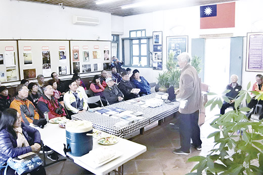 金門睿友文學館22日舉辦《浯江衍派~金門徙衍古同安內地的家族聚落》新書發表會,黃振良老師準備新書相贈,也娓娓道來他歷時兩年的調查發表,並帶全場民眾認識這段金門最早向外移民史。(陳麗妤攝)